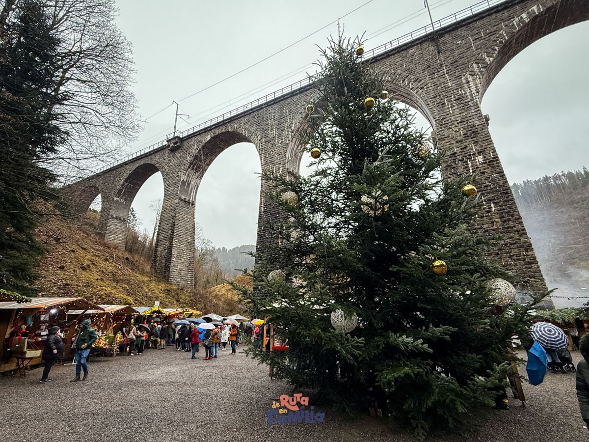 Mercado de Navidad de Ravennaschlucht bajo el viaducto ferroviario