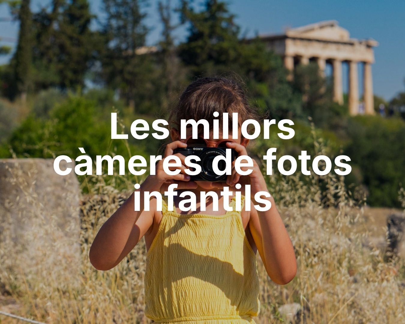 Nena fent fotos amb càmera en un viatge en família a l’aire lliure