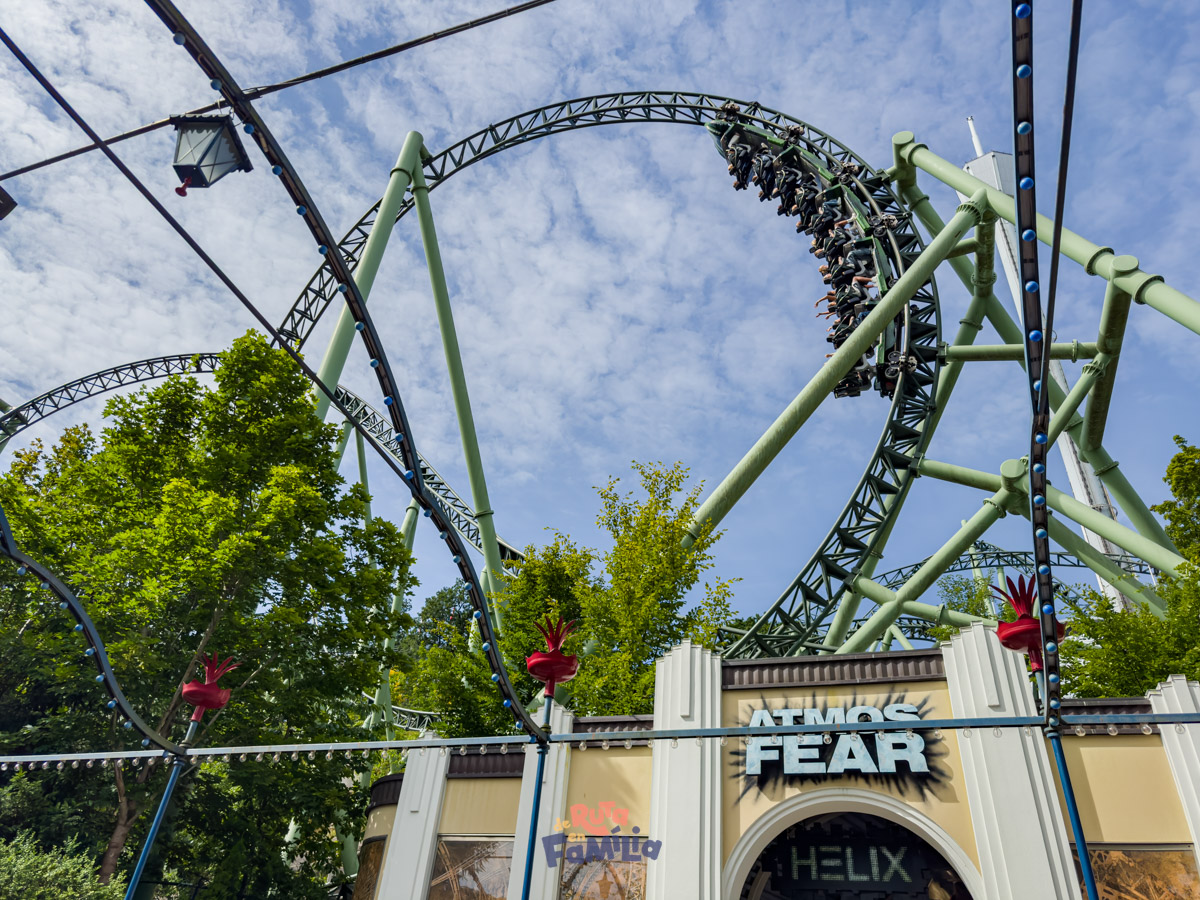 montana_rusa_helix_liseberg_derutaenfamilia Montaña rusa Helix en Liseberg con el recorrido pasando sobre la entrada de AtmosFear