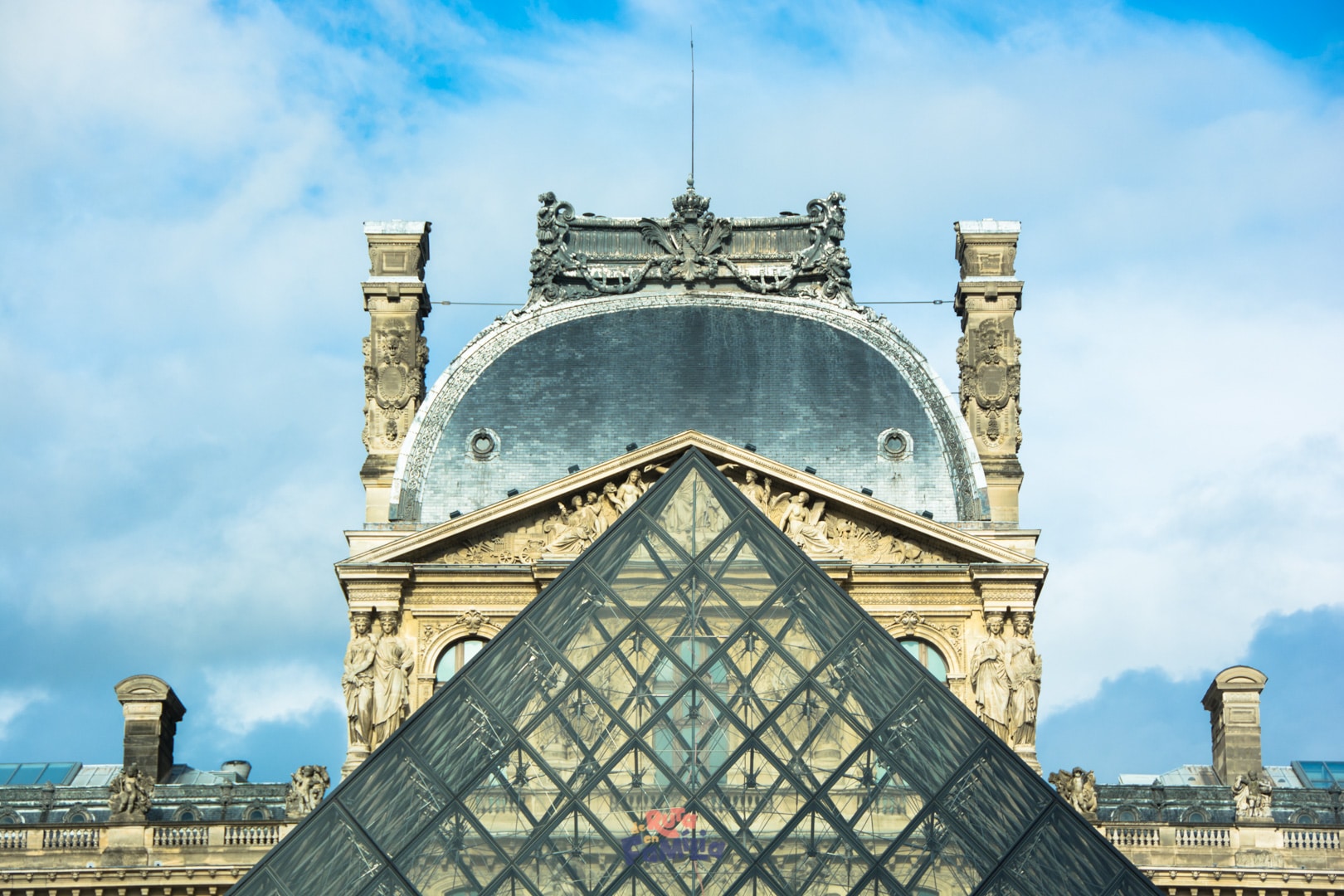 La Piràmide del Museu del Louvre