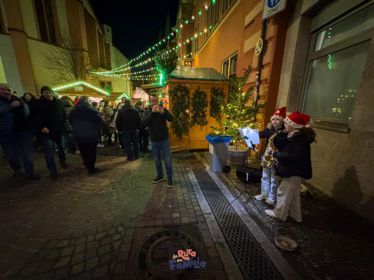 Música de carrer al costat del mercat nadalenc de Friburg