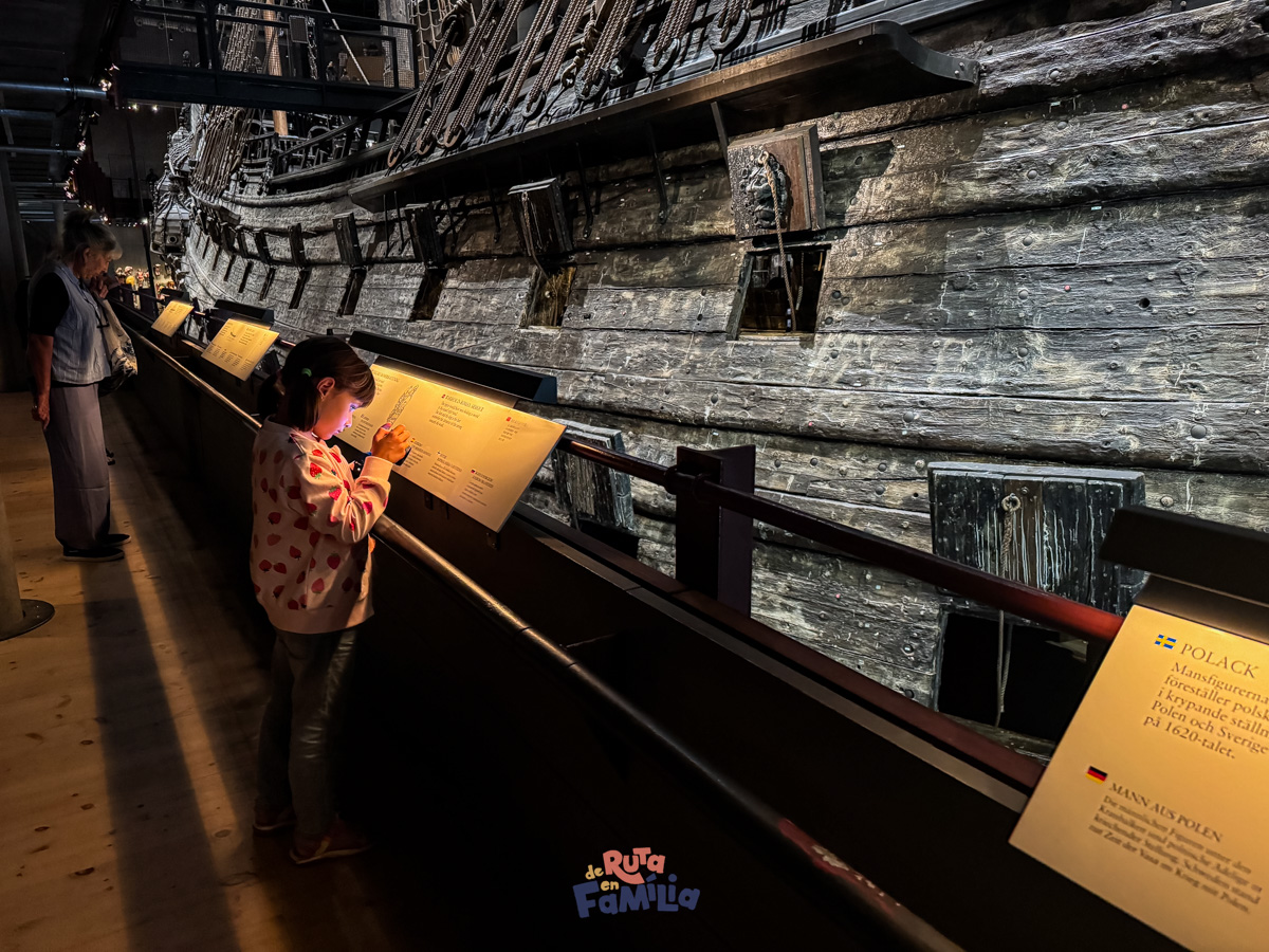 nina_observando_barco_vasa_derutaenfamilia Niña observando el casco del barco Vasa durante la visita al museo