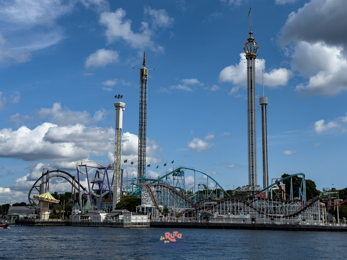 panoramica_grona_lund_derutaenfamilia Vista panorámica de Gröna Lund con montañas rusas y torres de atracciones junto al agua