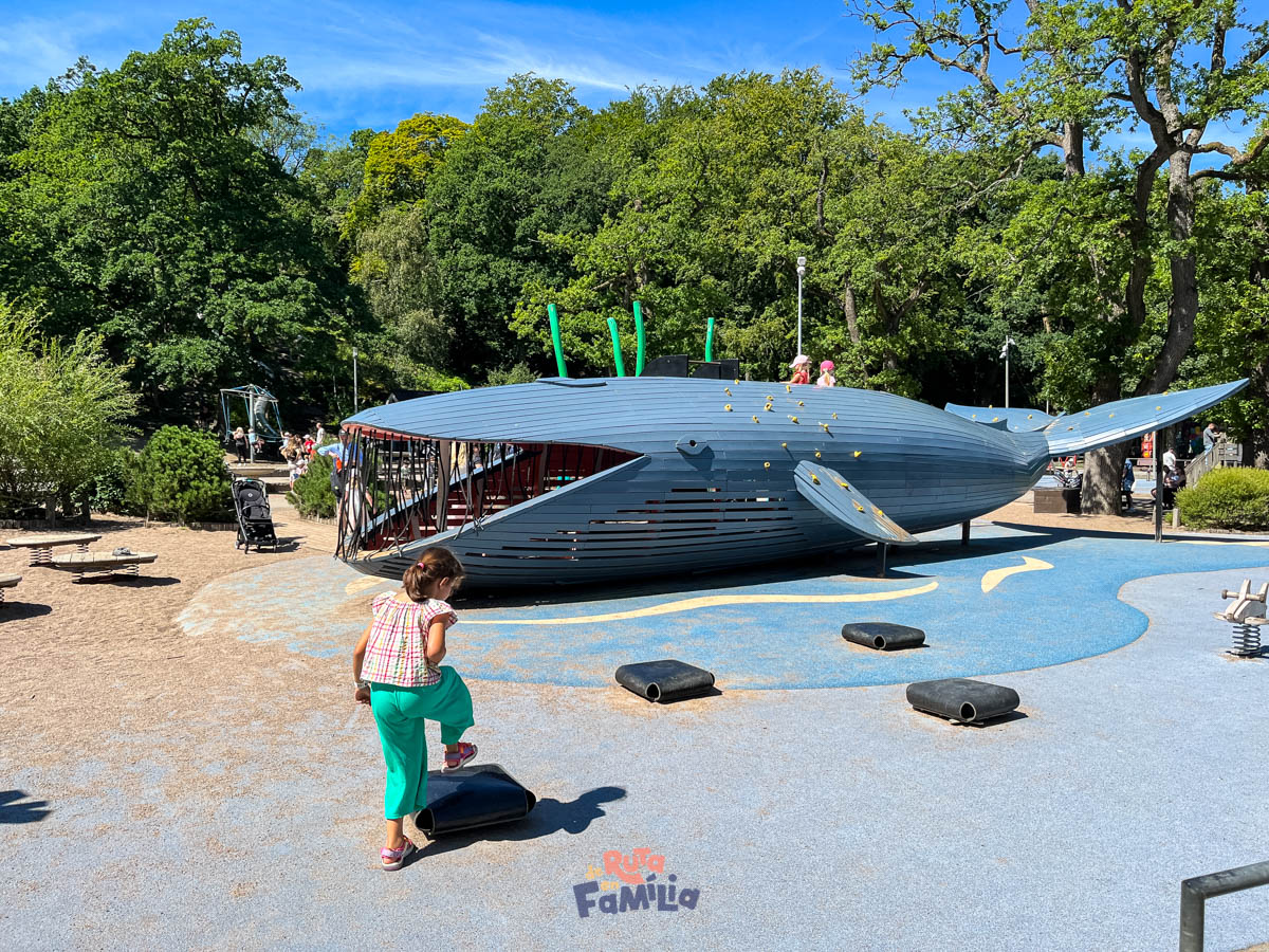 parque_infantil_ballena_gotemburgo_derutaenfamilia Parque infantil con estructura en forma de ballena en Gotemburgo