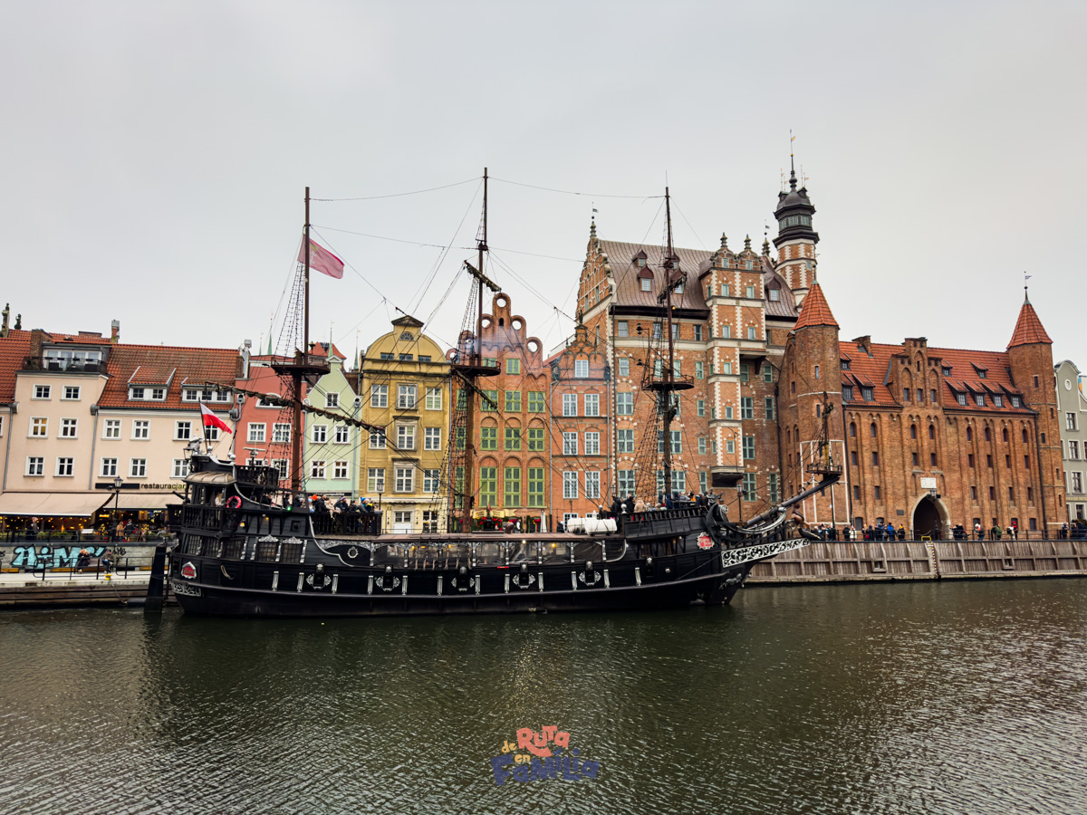 Vaixell al costat de les façanes històriques del riu Motława a Gdańsk