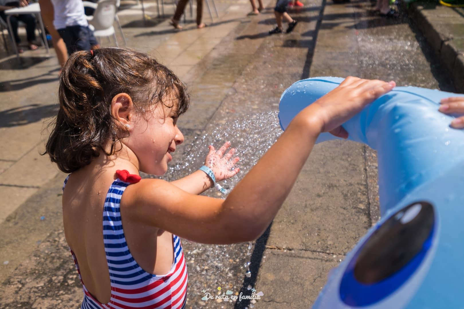 poble_espanyol_2021_derutaenfamilia-15 Splash. Fiesta del agua en el Poble Espanyol de Barcelona