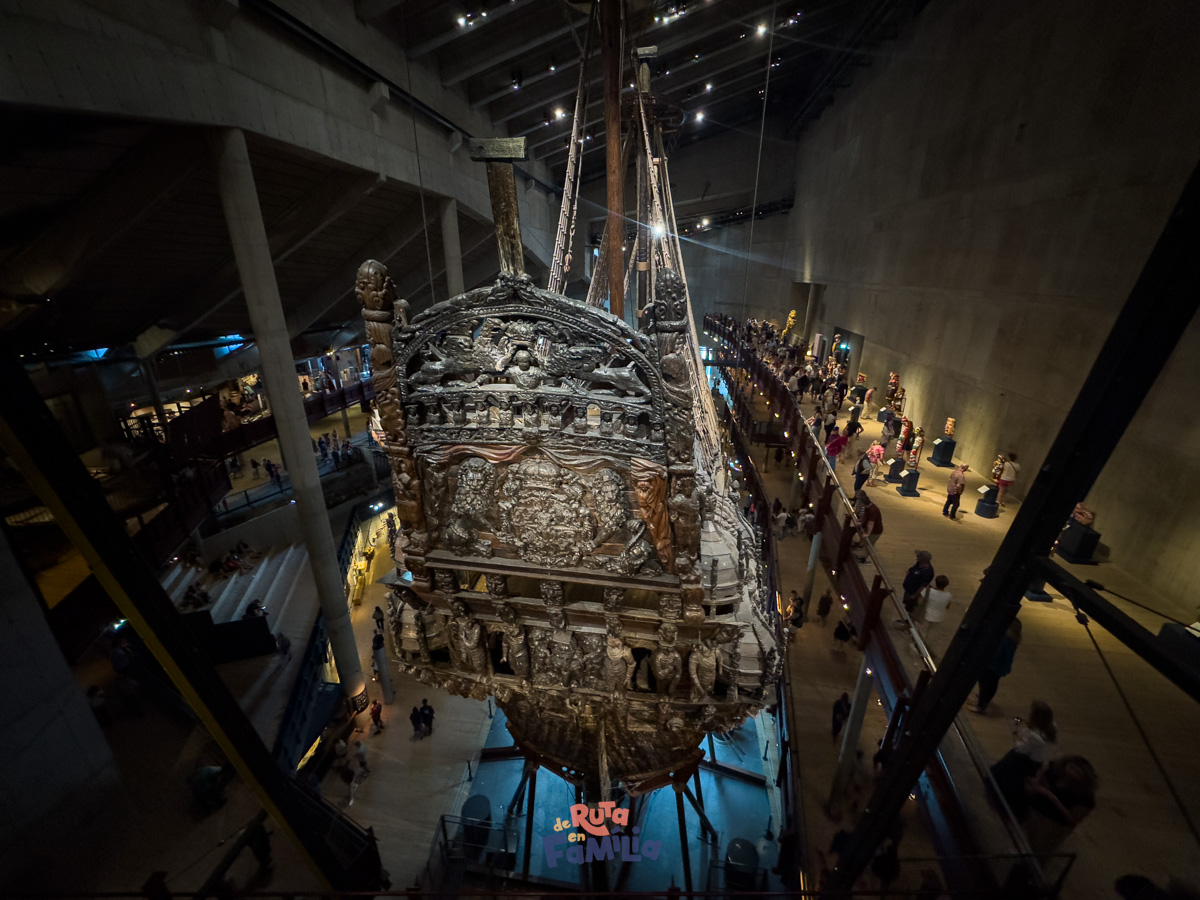 popa_barco_vasa_derutaenfamilia Vista de la popa ornamentada del barco Vasa en el Museo Vasa