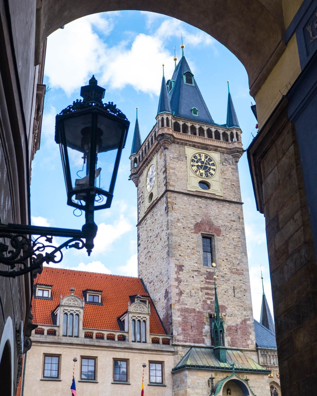 praga-reloj-astronomico-ciudad Torre del reloj astronómico de Praga en el casco antiguo