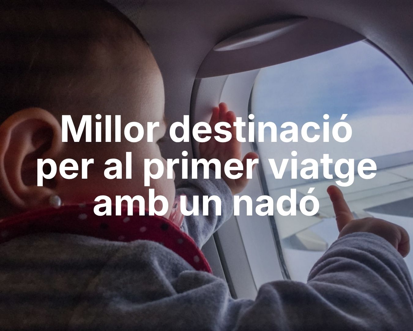 Nadó mirant per la finestra d’un avió durant el seu primer viatge