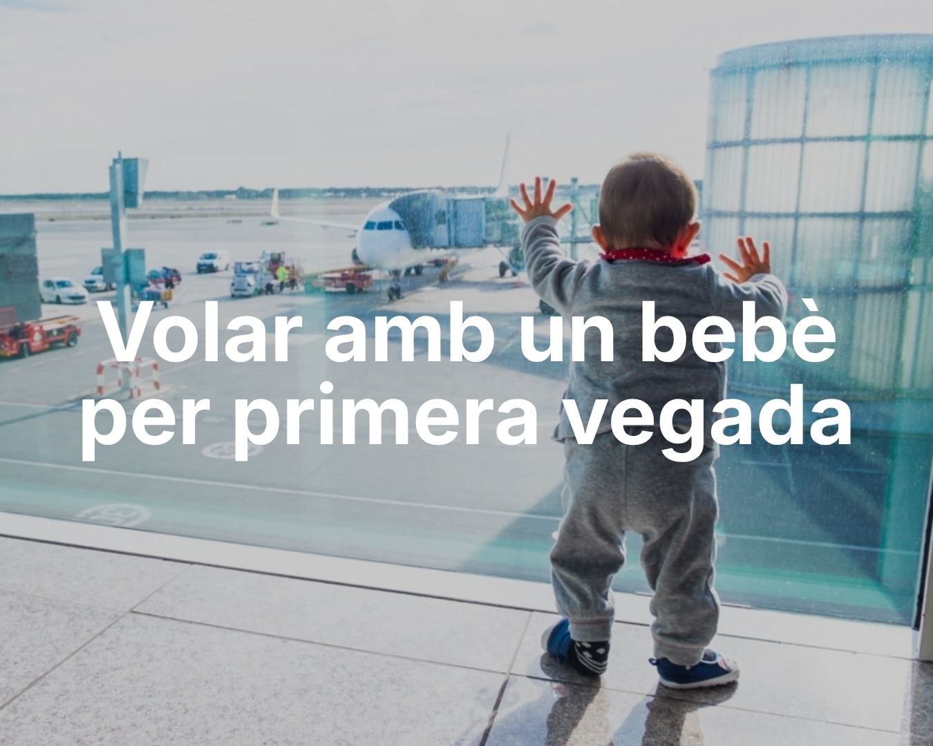 Bebè observant avions a l’aeroport abans del seu primer vol