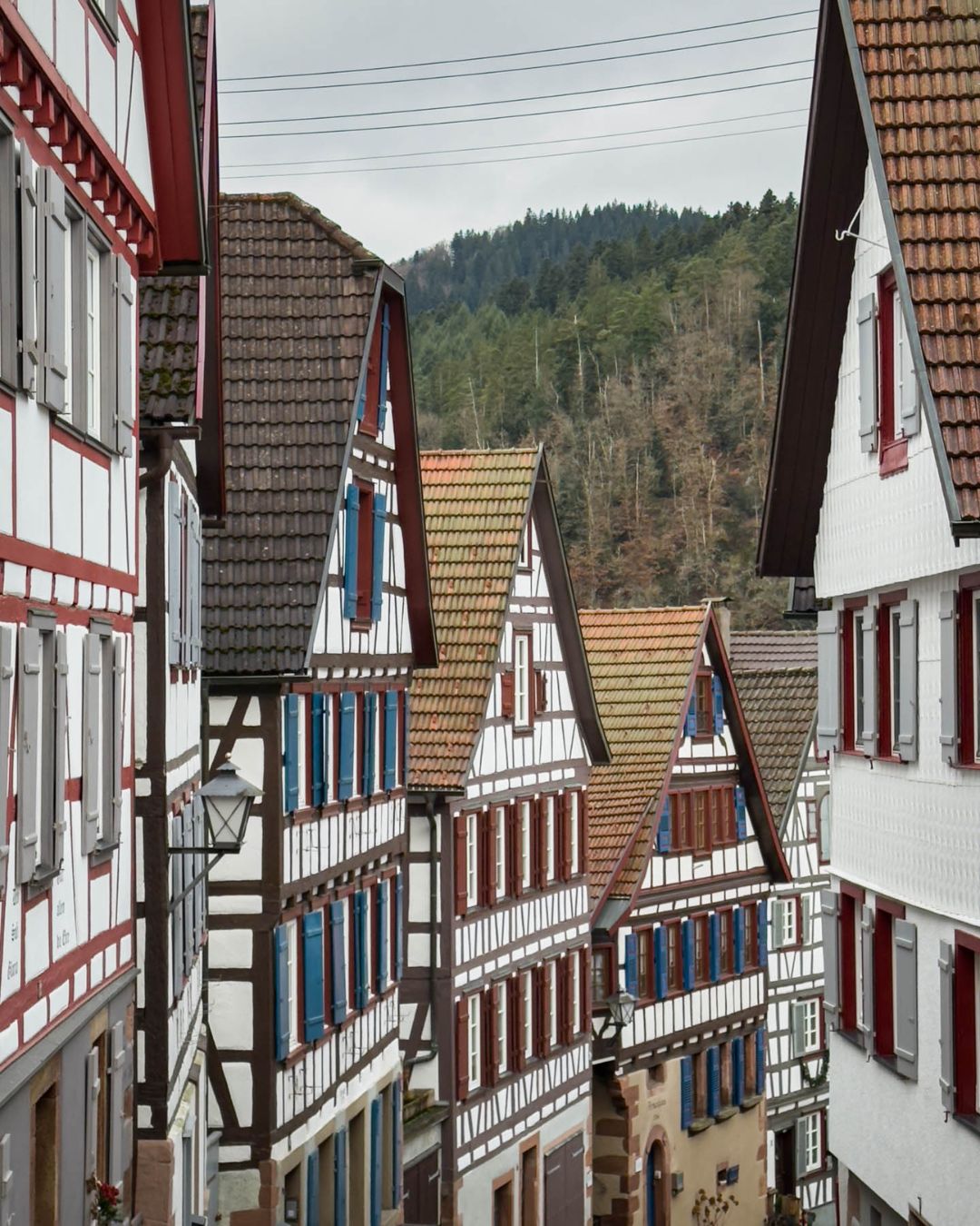 pueblo-alemania-casas-madera Calle de pueblo en Alemania con casas tradicionales de entramado de madera