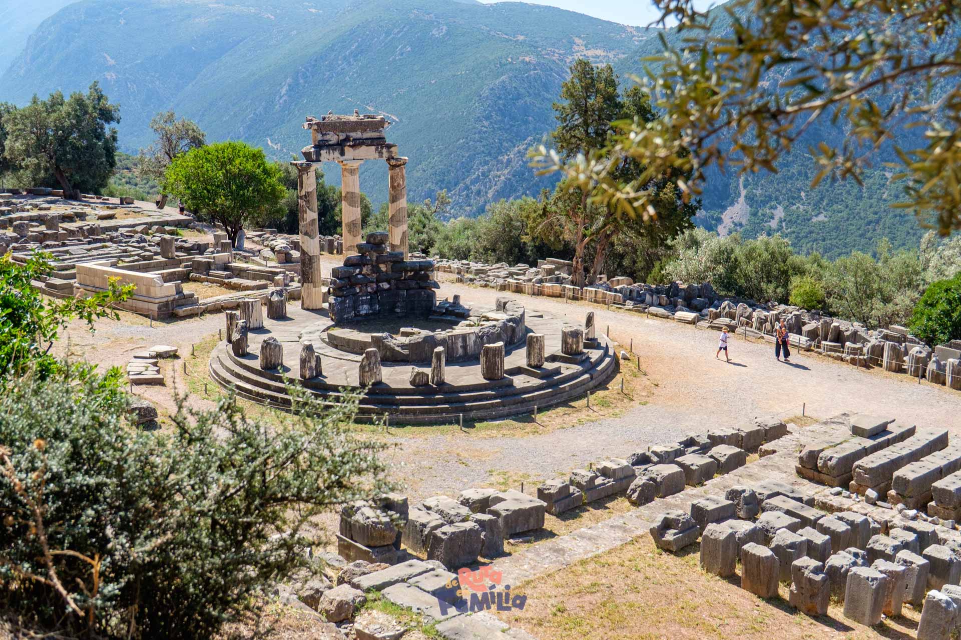 que_ver_delfos_derutaenfamilia_016 El santuario de Atenea Pronaia en Delfos