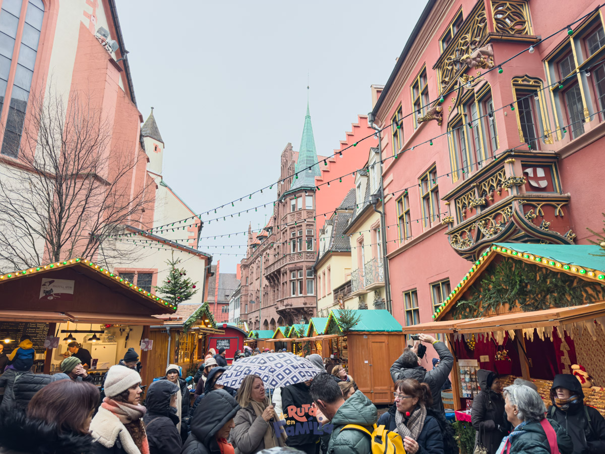 Parades nadalenques al costat de l'Ajuntament de Friburg a Rathausplatz