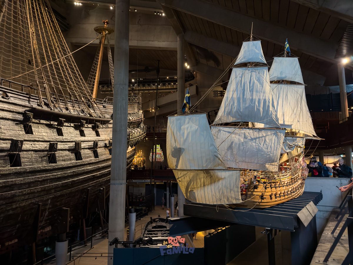 recreacion_barco_vasa_con_velas_derutaenfamilia Niña observando el casco del barco Vasa durante la visita al museo