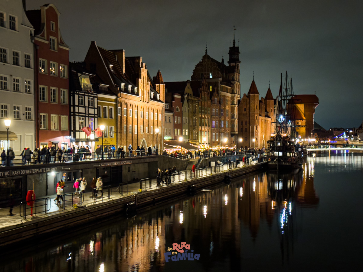 Passeig al costat del riu Motława il·luminat de nit a Gdańsk