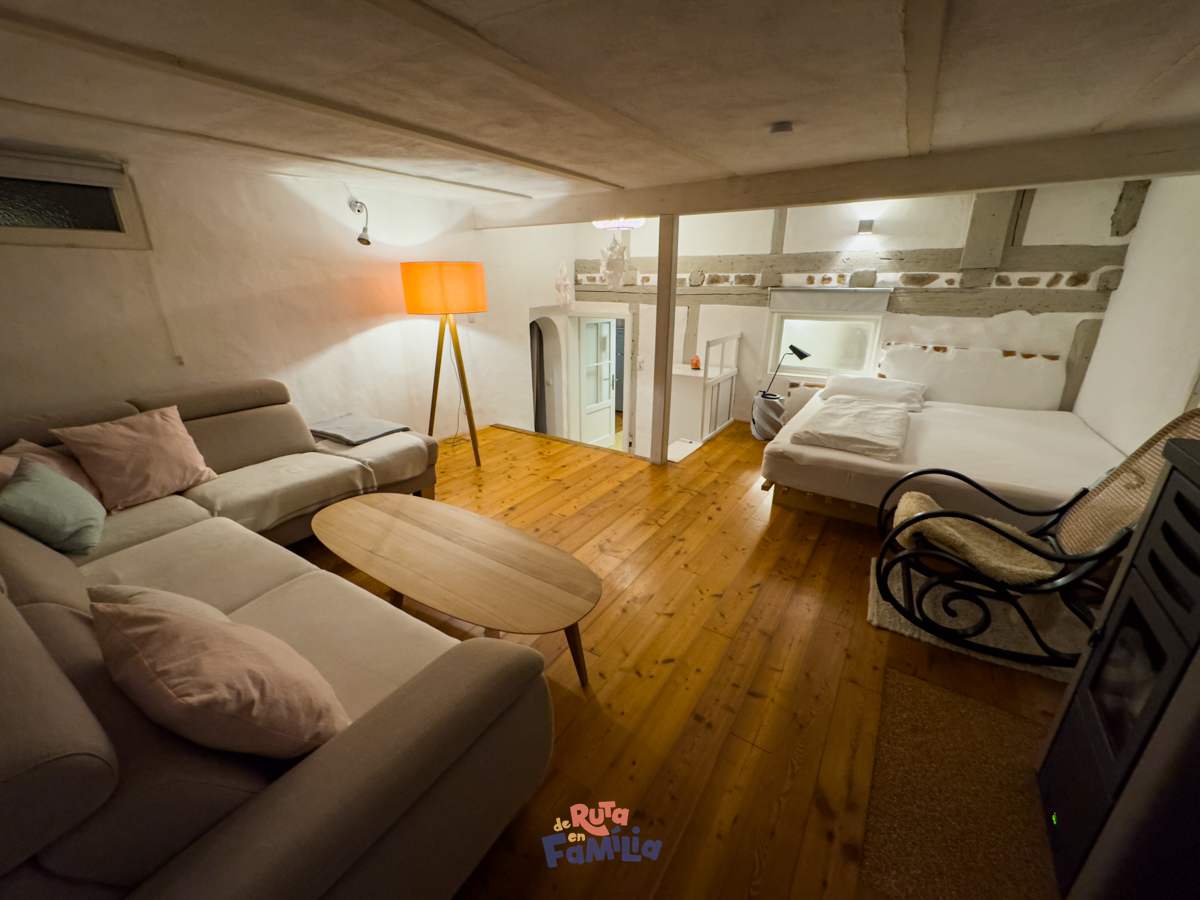 salon-dormitorio-casa-intercambio-europa-park Salón y zona de descanso de una casa de intercambio familiar cerca de Europa Park