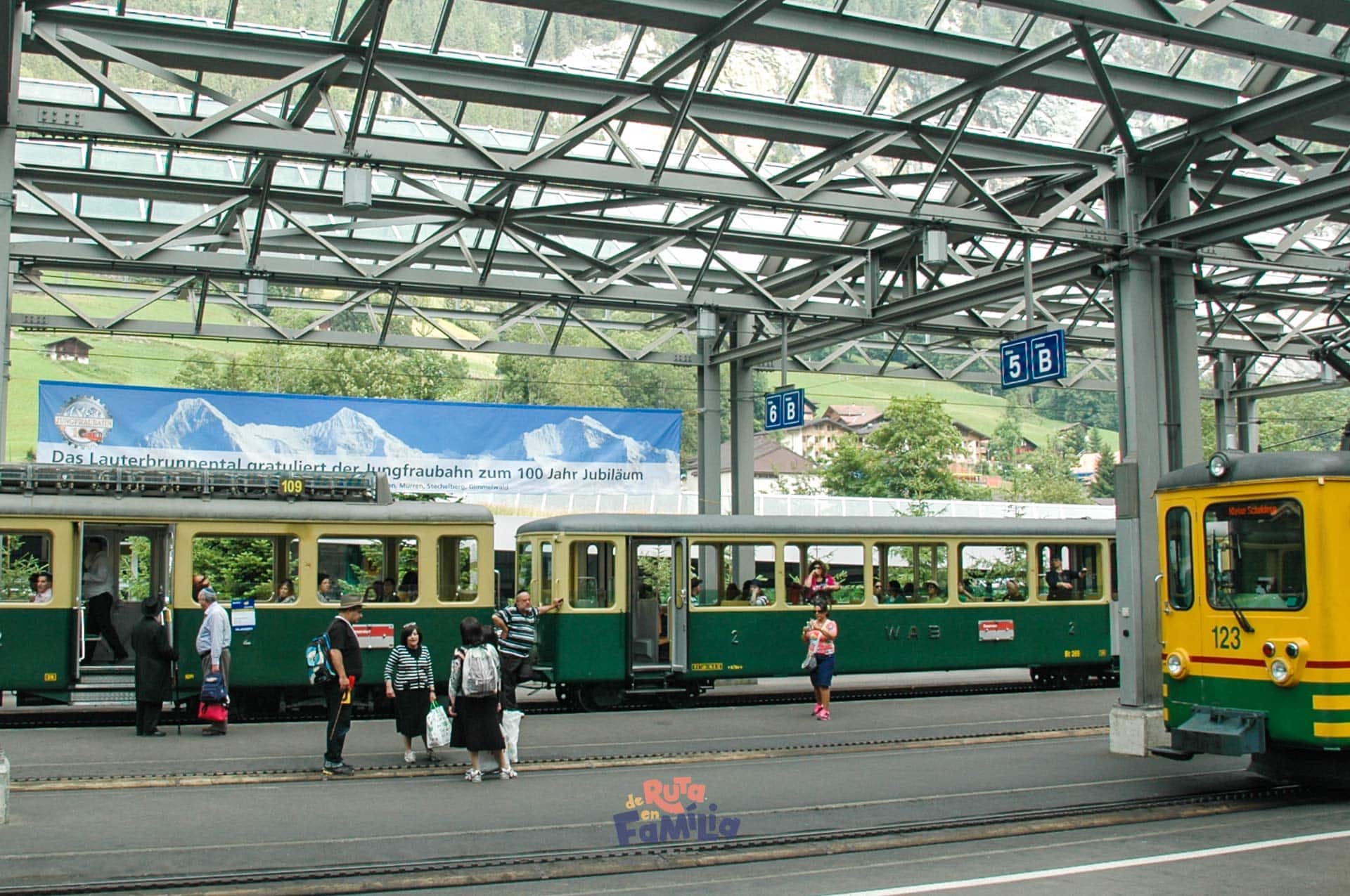 swiss-travel-pass-suiza-en-tren-lauterbrunnen Tren en la estación de Lauterbrunnen durante un viaje por Suiza en tren con Swiss Travel Pass