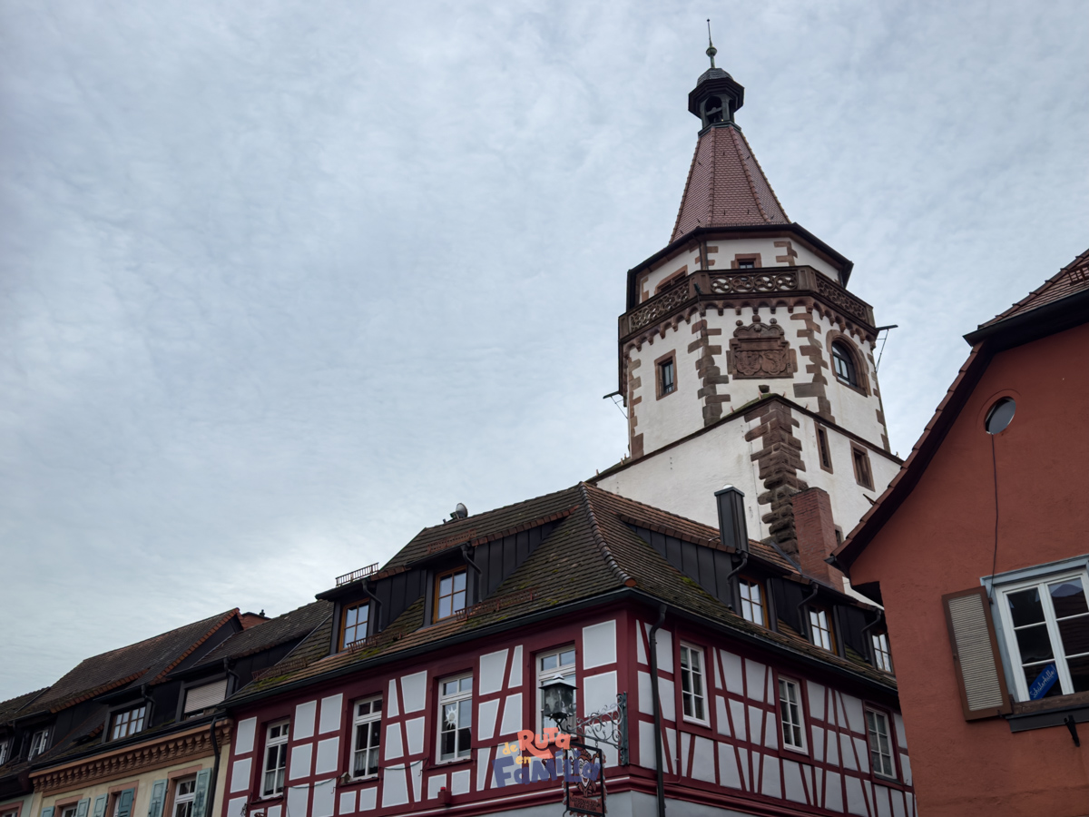 Torre històrica de Gengenbach al costat de cases d'entramat de fusta
