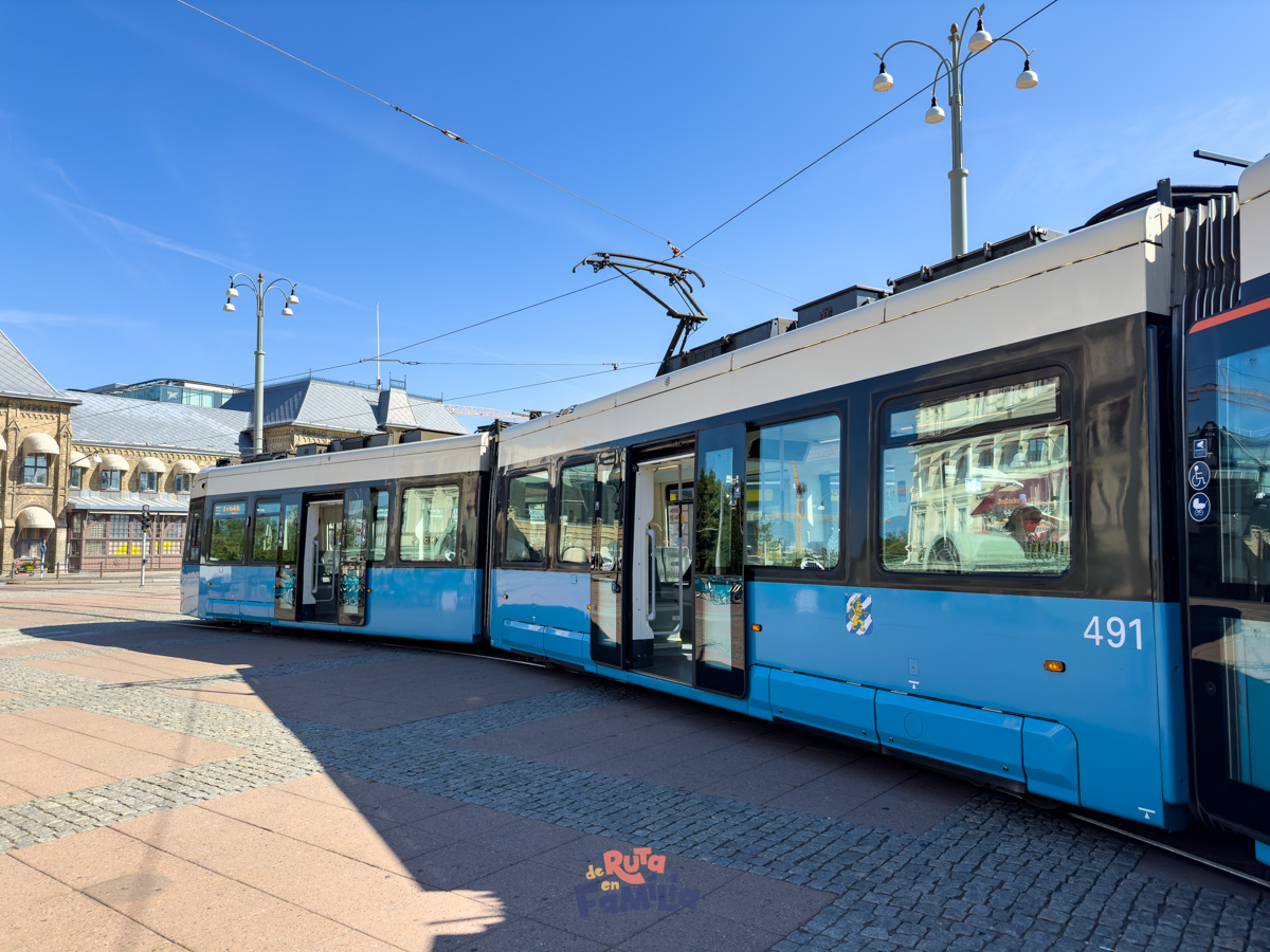 tranvia_azul_en_gotemburgo_derutaenfamilia Tranvía azul en una calle del centro de Gotemburgo