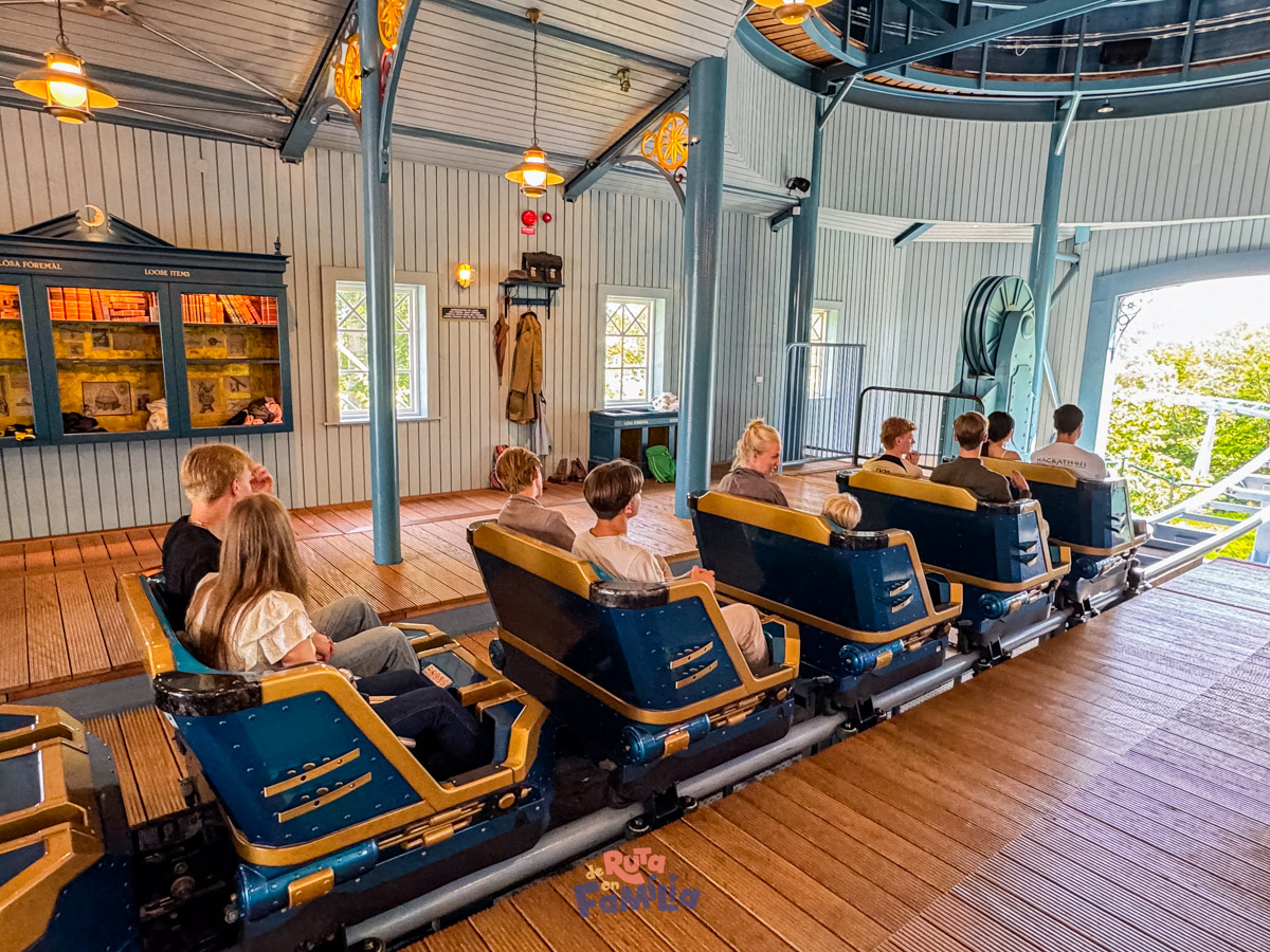 vagoneta_de_madera_liseberg_derutaenfamilia Vagoneta de una atracción familiar de Liseberg en la estación