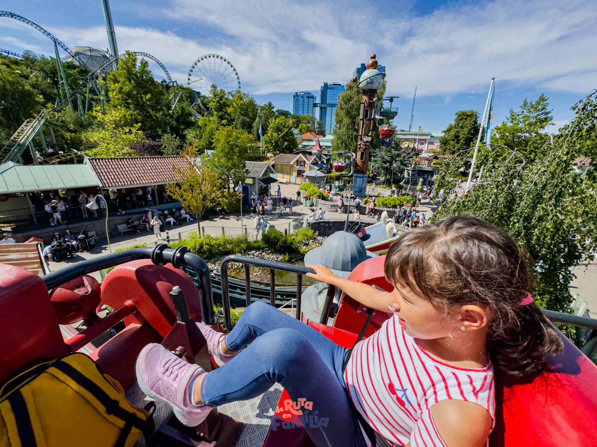 vista_desde_una_atraccion_liseberg_derutaenfamilia Niña en una atracción de Liseberg con vistas al parque al fondo