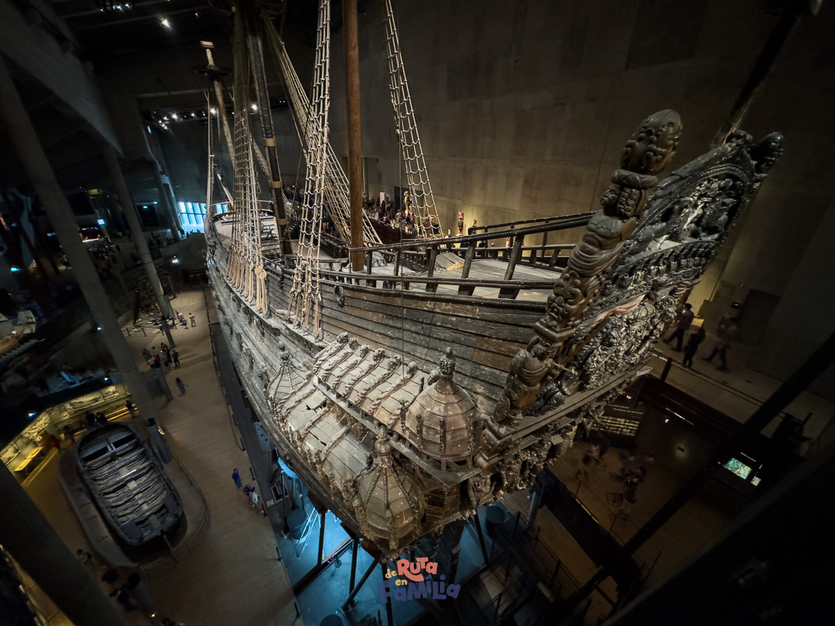 vista_elevada_barco_vasa_derutaenfamilia Exterior del Museo Vasa en Estocolmo visto desde la zona ajardinada