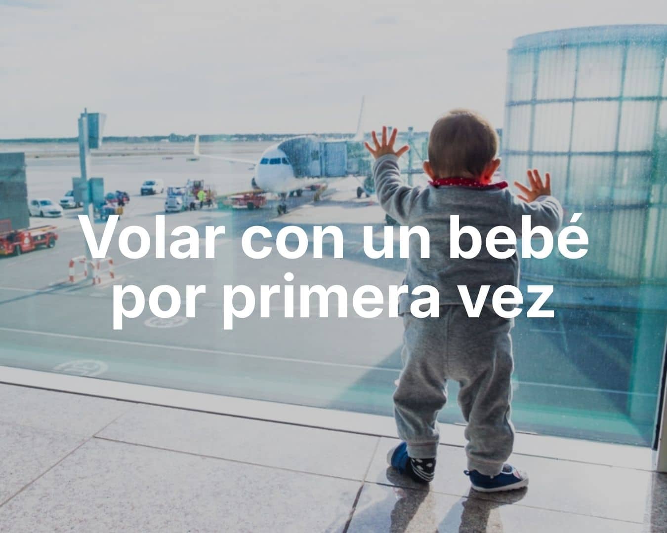Bebè observant avions a l’aeroport abans del seu primer vol