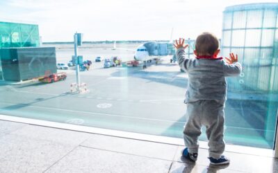 Consejos y trucos para viajar con un bebé en avión por primera vez