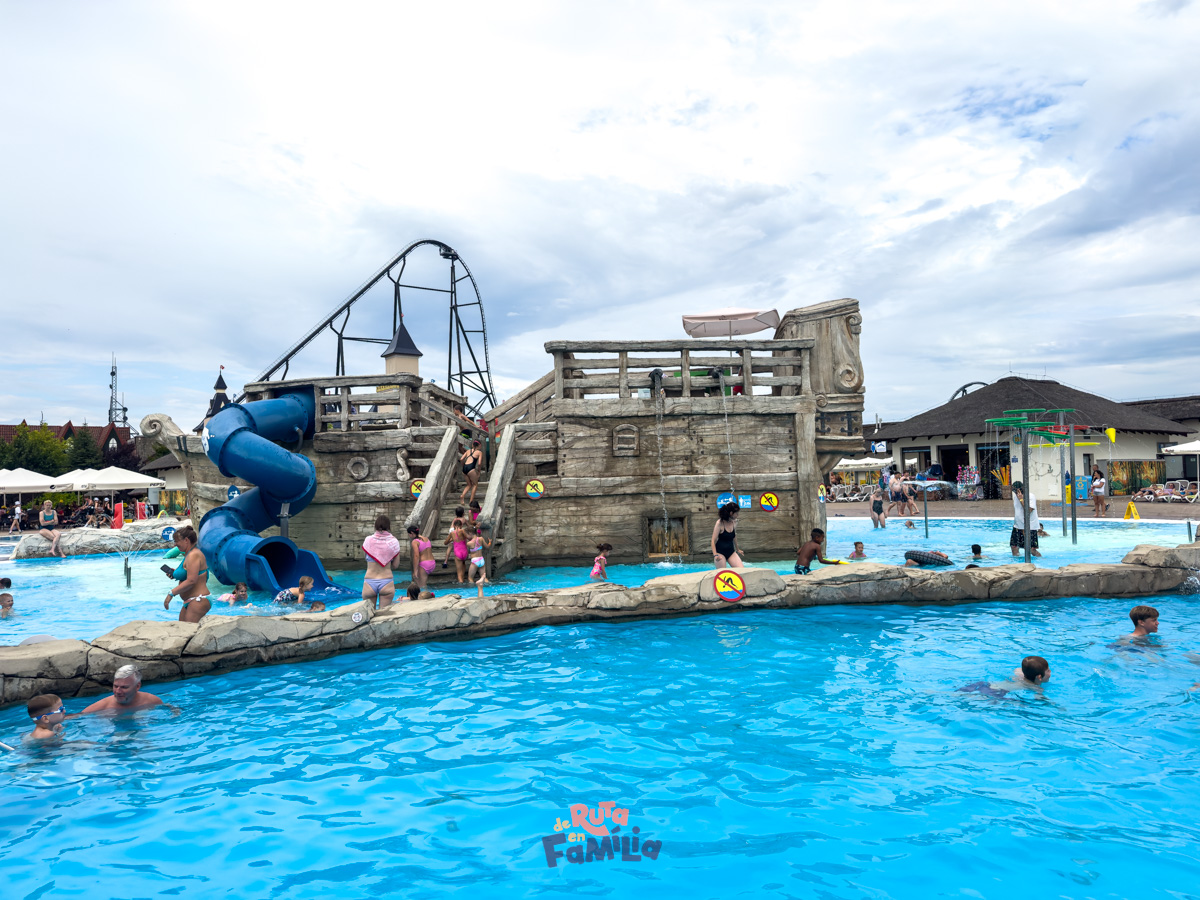 water-park-energylandia-verano_derutaenfamilia Piscina y zona infantil del parque acuático de Energylandia en verano