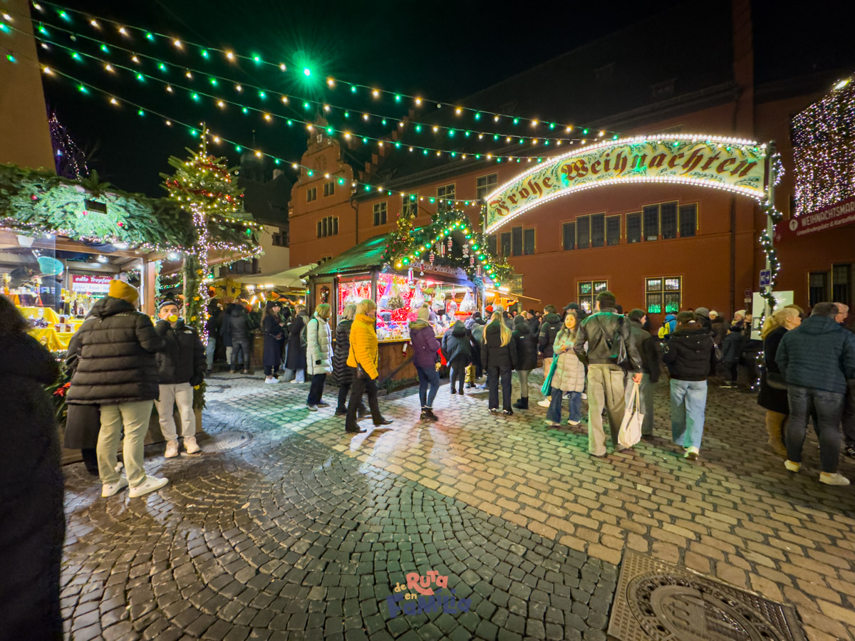 Arc il·luminat del Weihnachtsmarkt de Friburg i parades nadalenques